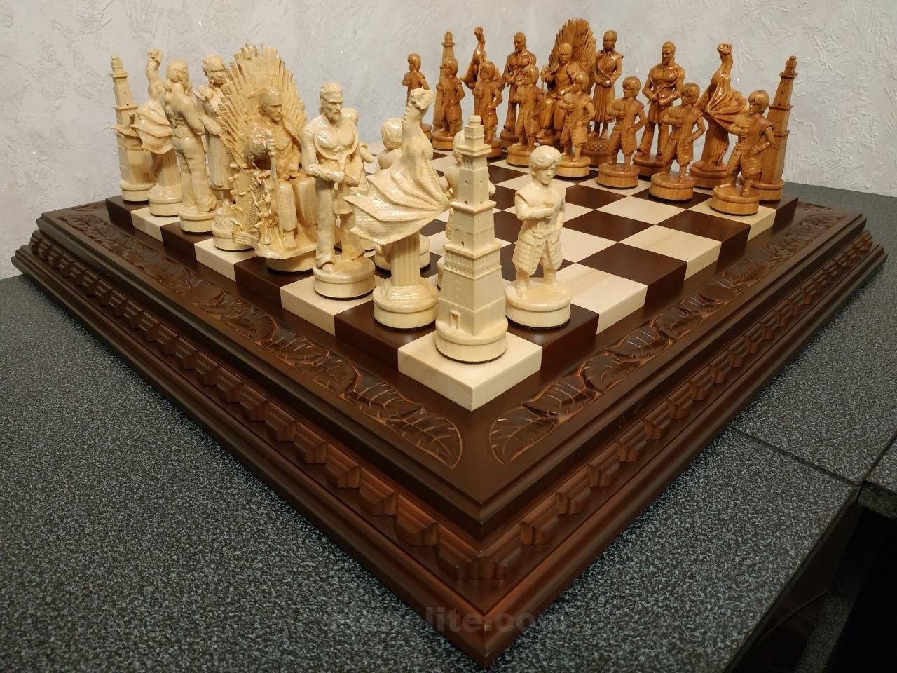 il_fullxfull.1829823277_6j8a.jpg Chess set with a brown ash board decorated with leaf carvings and chess pieces "Game of Thrones"