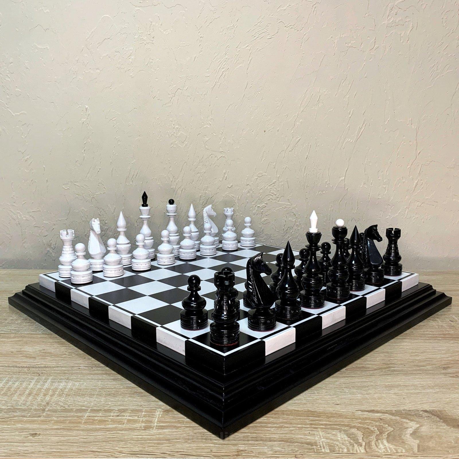 il_fullxfull.6594134245_1t43-scaled-1.jpg A classic handmade chess set featuring a black and white natural ash